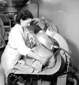 Konsums herrtvätt, interiör, en kvinna.