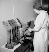 Konsums herrtvätt, interiör, en kvinna.