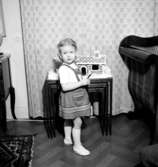 Rumsinteriör, en liten flicka.Beijer