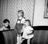 Rumsinteriör, tre barn.Beijer