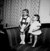 Rumsinteriör, två småflickor.Beijer