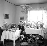 Rumsinteriör, en kvinna.
Fru Nykvist på 50-årsdagen.