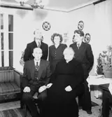 Rumsinteriör, släktgrupp fem personer.
Fru Schölins födelsedag.