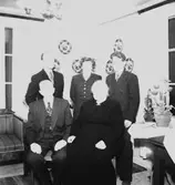 Rumsinteriör, släktgrupp fem personer.
Fru Schölins födelsedag.