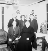 Rumsinteriör, släktgrupp fem personer.
Fru Schölins födelsedag.