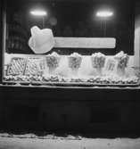 Konsum, skyltfönster med apelsiner.