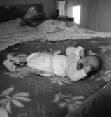 Rumsinteriör, en baby.
Moritz