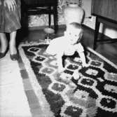 Rumsinteriör, ett litet barn.Sjunnesson