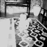 Rumsinteriör, ett litet barn.Sjunnesson