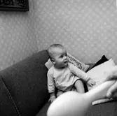 Rumsinteriör, en baby.