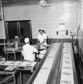 Konsum, charkuteriavdelningen, interiör, två kvinnor.