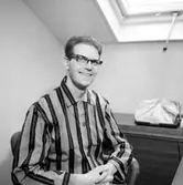 Interiör, en man i pyjamas.
Sedell Reklam.
Rolf Sedell, företagets chef.