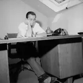 Kontorsinteriör, en man vid skrivbordet.
Sedell Reklam.