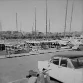 Stadsvy, båtar i hamnen.
Italien