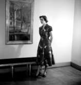 Rumsinteriör, en kvinna.Bertil Sehlin (beställare).