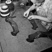 Oscaria skofabrik, interiör, tejpning, en kvinna.