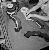 Oscaria skofabrik, interiör, tejpning, en kvinna.