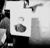 En kvinna.Reproduktion efter ett porträtt.Beställare: Filip Andersson.