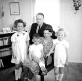 Rumsinteriör, familjegrupp fem personer.Fors