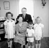 Rumsinteriör, familjegrupp fem personer.Fors