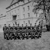 Livregementetet I3, soldatgrupp.
Kasernbyggnad i bakgrunden.
Kapten Fransson