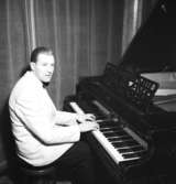 En man vid pianot.
Harry Törnblom