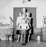 Rumsinteriör, familjegrupp fem personer.