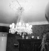 Rumsinteriör, taklampa.
Ljungklicheér (beställare ?).