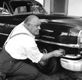 Biltvättning, en man.
Franzén, Oscarias chaufför.