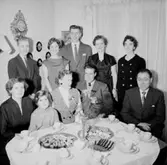 Rumsinteriör, familjegrupp 10 personer, högtid.
Uhlan - Berglind