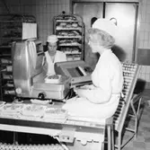 Konsum, charkuteriavdelningen, interiör, köttpackning, två kvinnor.