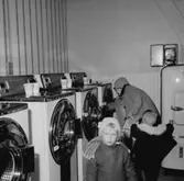 Konsum tvätt, interiör, tre personer.