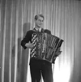 Hagströms orkester, en man med musikinstrument (dragspel).