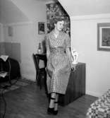 Rumsinteriör, en kvinna.Bertil Sehlin (beställare).