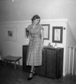 Rumsinteriör, en kvinna.Bertil Sehlin (beställare).