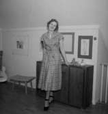 Rumsinteriör, en kvinna.Bertil Sehlin (beställare).