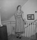 Rumsinteriör, en kvinna.Bertil Sehlin (beställare).