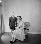 En flicka och en pojke.
M. Uhlan