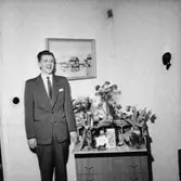 Rumsinteriör, en man, högtid.
Uhlan - Berglind