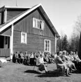 Skid- och Friluftsfrämjandets kurs i Ånnaboda, grupp.
Byggnad i bakgrunden.