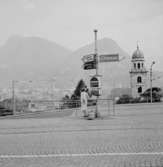 Stadsvy, kyrkobyggnad, en kvinna.
Lugano, Italien.