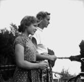 Två flickor.Gun Dahlberg