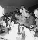 Konsums restaurang, grupp vid bordet.