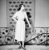 Rumsinteriör, en kvinna.Bertil Sehlin (beställare).