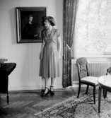 Rumsinteriör, en kvinna.Bertil Sehlin (beställare).