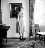 Rumsinteriör, en kvinna.Bertil Sehlin (beställare).