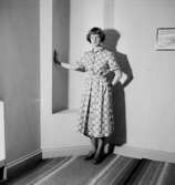 Rumsinteriör, en kvinna.Bertil Sehlin (beställare).