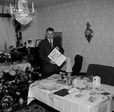 Rumsinteriör, en man.
Olle Carlberg på 50-årsdagen.