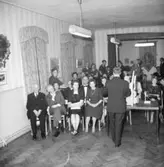 Rumsinteriör, grupp.
Olle Carlbergs 50-årsfest i Arbetarföreningens lokal (ÖAF) på Slottsgatan.