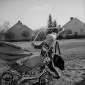 En liten pojke med barnvagnen.
Patrik
